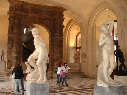 picture of sculpture at the Louvre