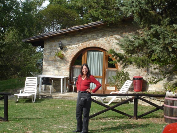 Gina in front of 2 person side building at Calcinaia sul Lago