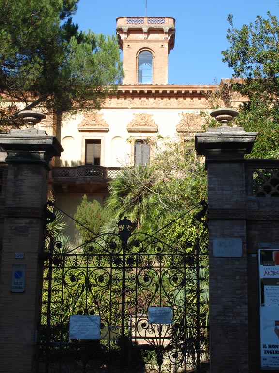 Gated Pallazzo in siena